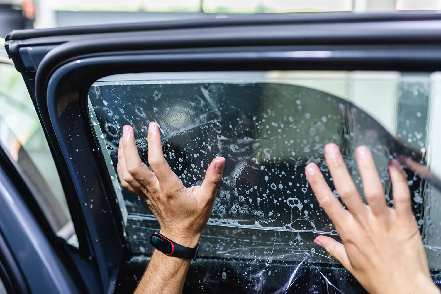 Manos en ventana de automóvil