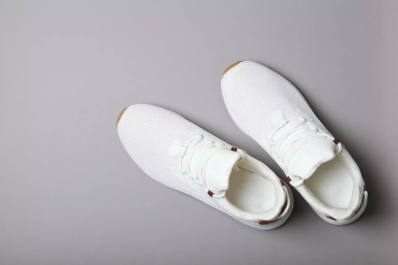 Toma cenital de un par de tenis, representando Flyprint, los nuevos zapatos Nike impresos en 3D.