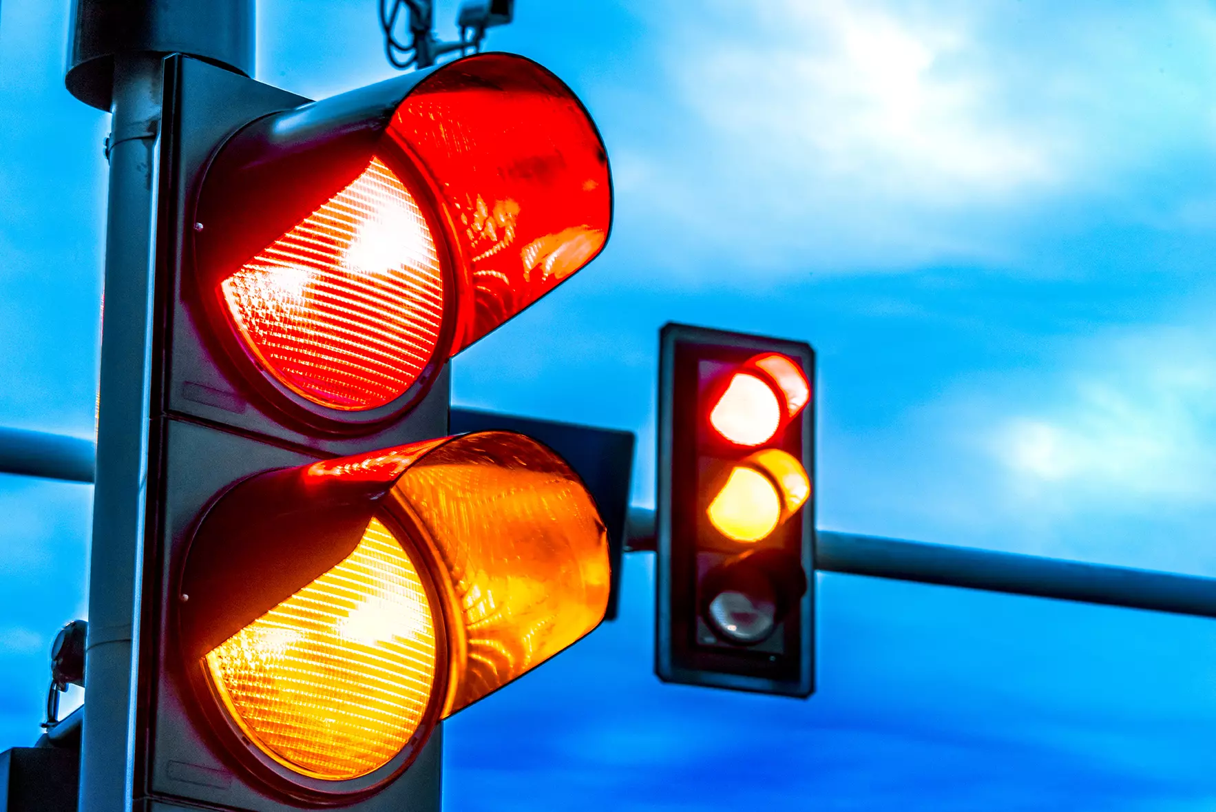 2 semáforos indicando que futuros autos de BMW podrán leer las luces de los semáforos.