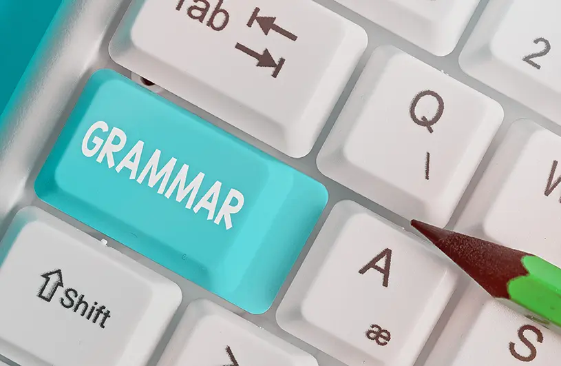 Teclado de computadora con un botón de grammar representando que Google Docs utilizará Inteligencia Artificial para detectar errores gramaticales.