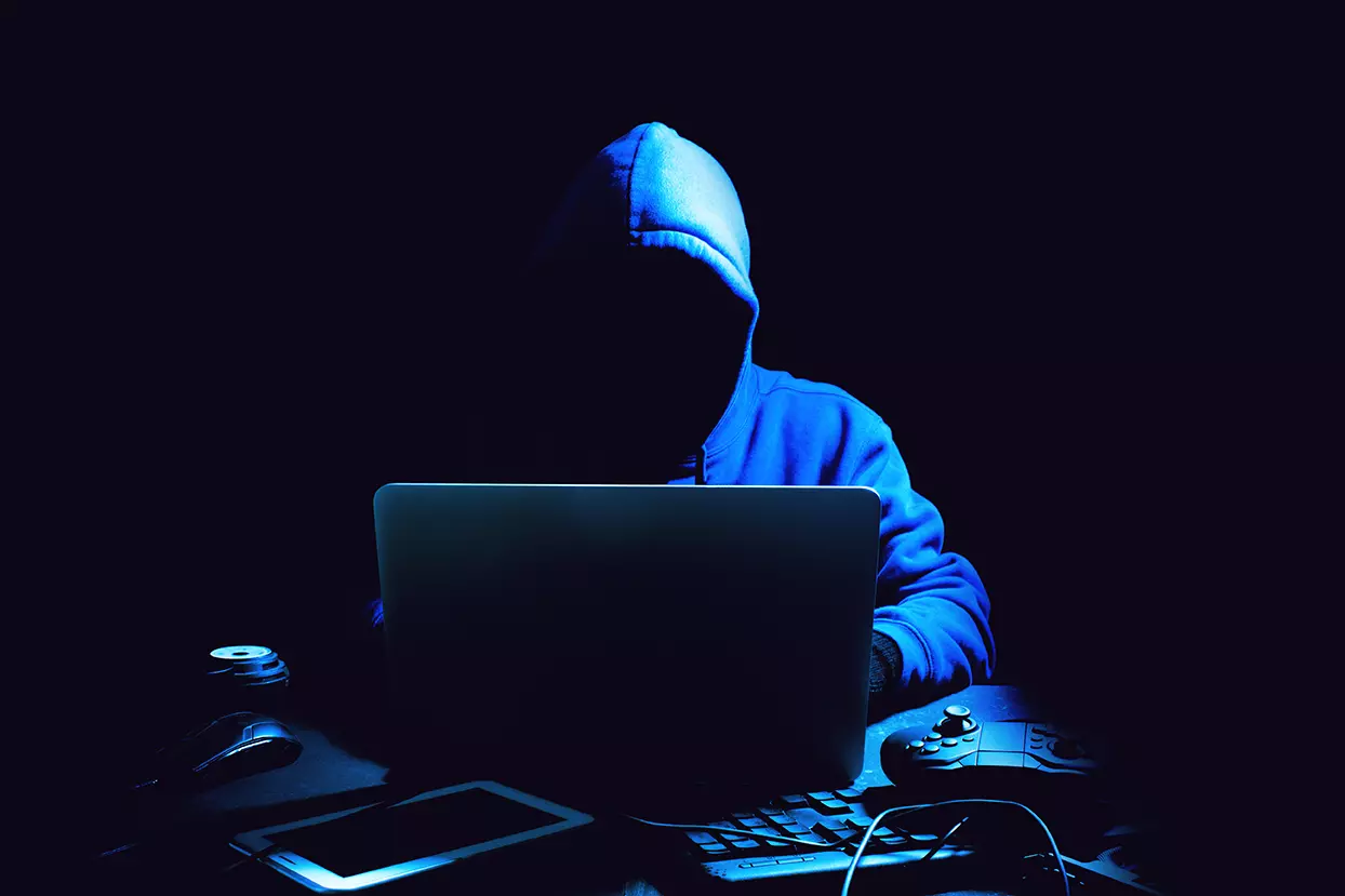 Hacker frente a computadora con un fondo oscuro, representando a hacker expone miles de datos confidenciales de embajada mexicana