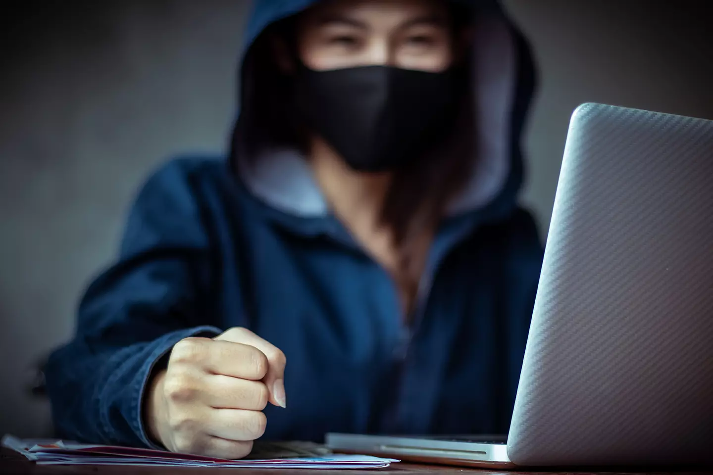 Hacker frente a laptop