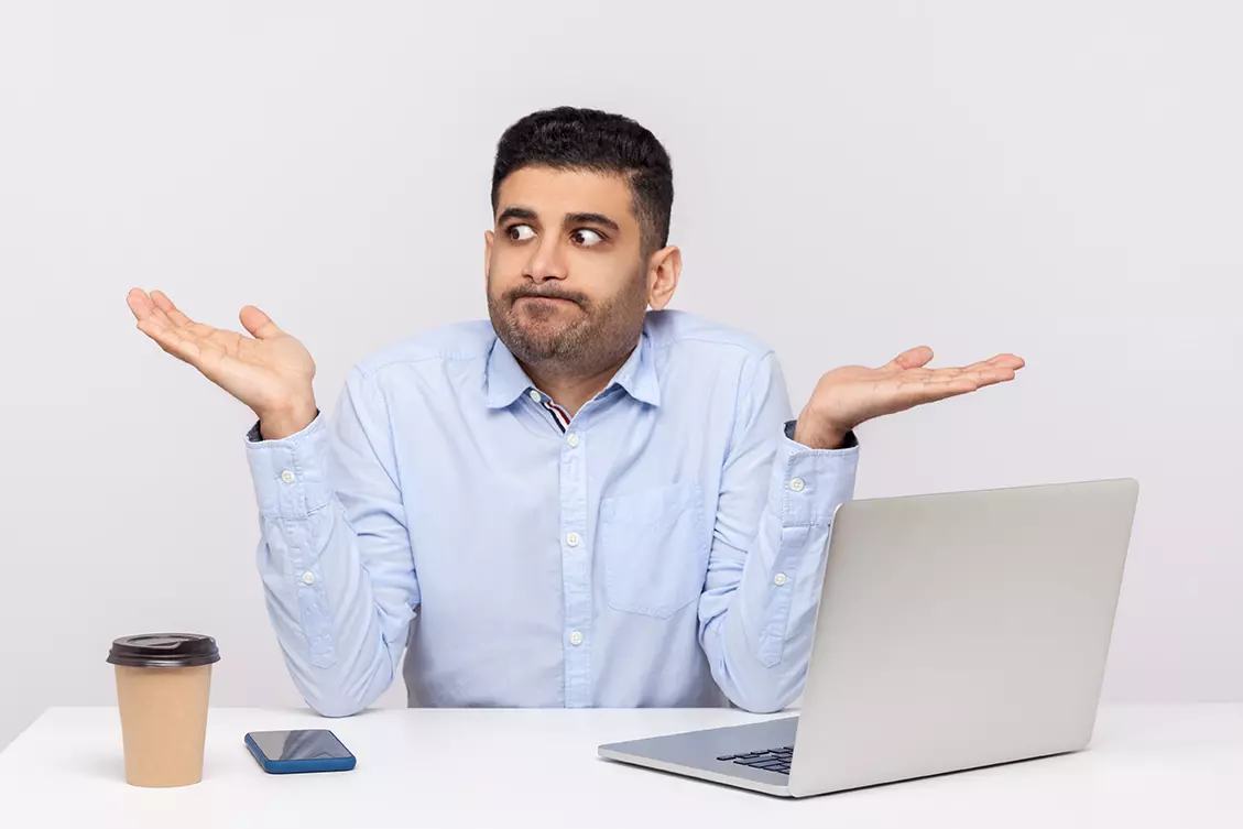 Hombre frente a computadora en escritorio cuestionándose sobre el ISO/IEC 20000: ¿Gestión de servicios para TI o no-TI?