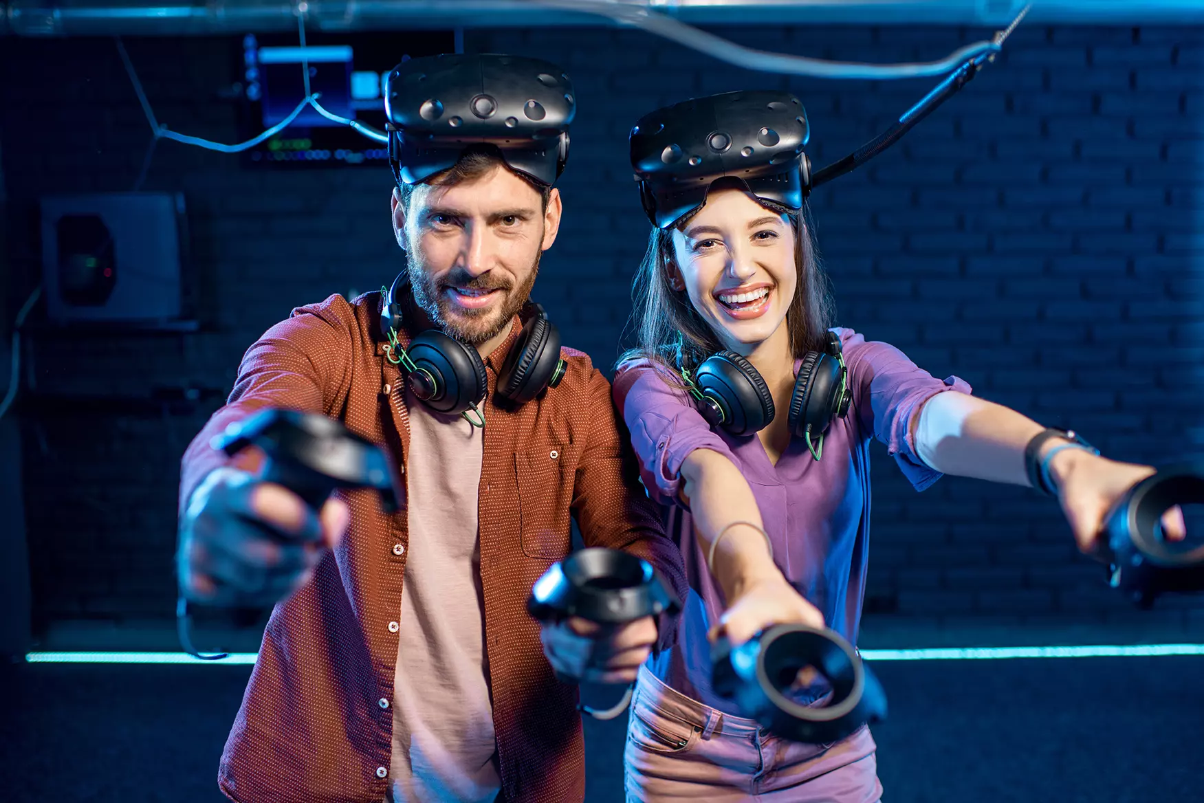 Un hombre y una mujer jugando juegos virtuales en Inspark, el primer parque de diversiones digital en México