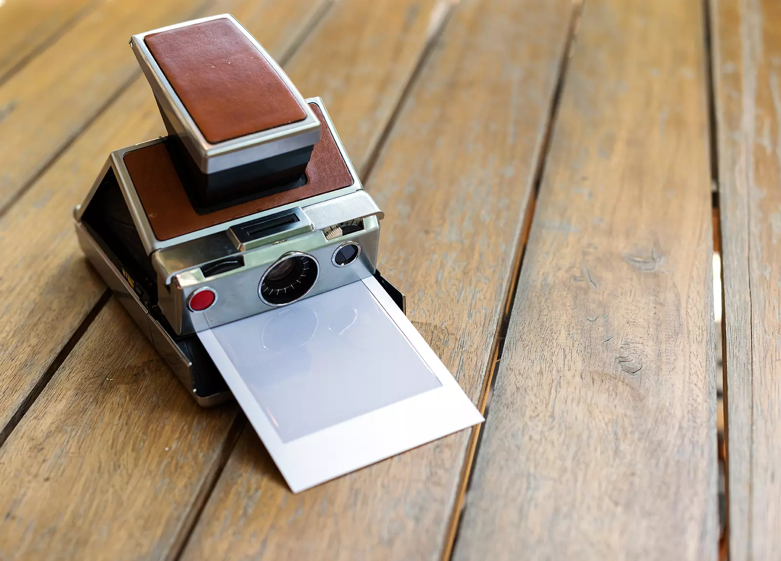 Cámara instantánea revelando una foto mostrando la Instagif, una cámara DIY para “imprimir” gifs.