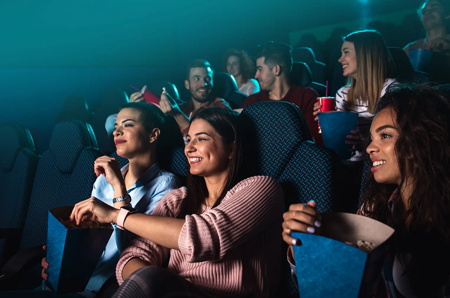 Personas en una sala de cine representando cómo la Inteligencia Artificial de Fox podrá predecir la audiencia de una película a partir del trailer.