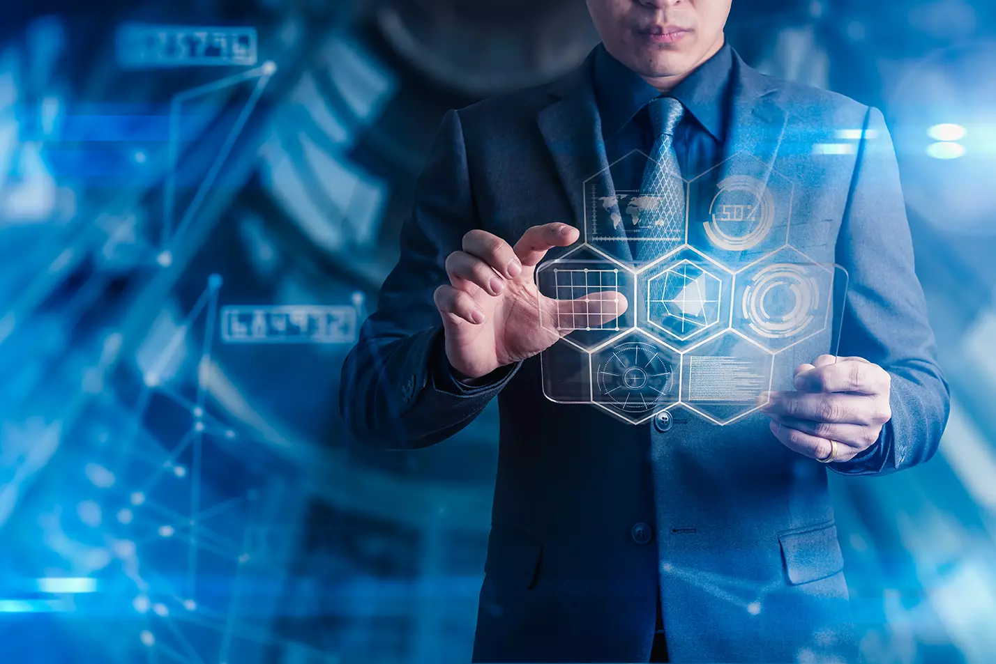 Hombre con traje manipulando datos digitales representando que la Inteligencia Artificial y ciberseguridad serán los temas más importantes para los CIOs en 2019