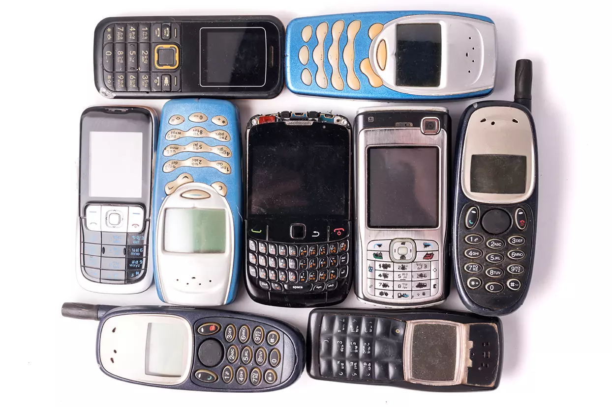 Varios equipos celulares viejitos de varias marcas, indicando que la Palm podría regresar el próximo año.