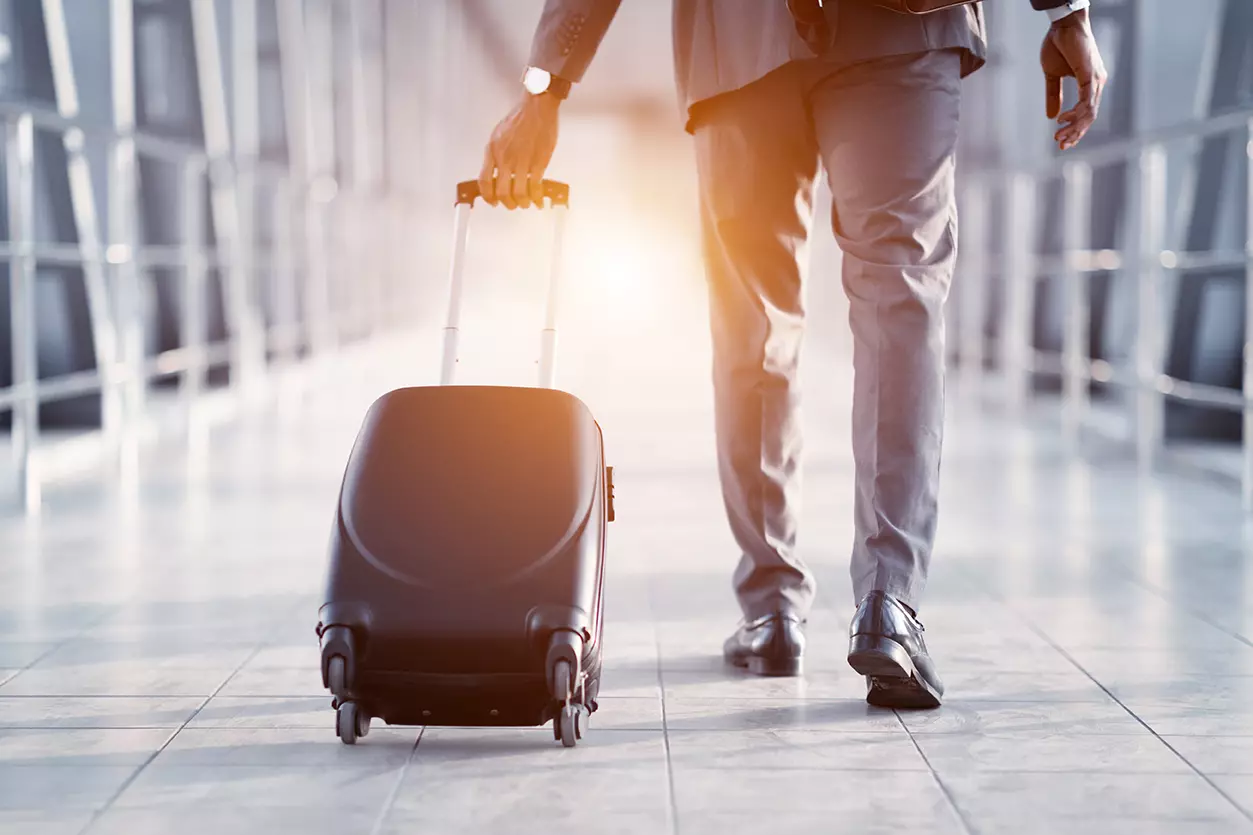 Hombre en aeropuerto con maleta inteligente
