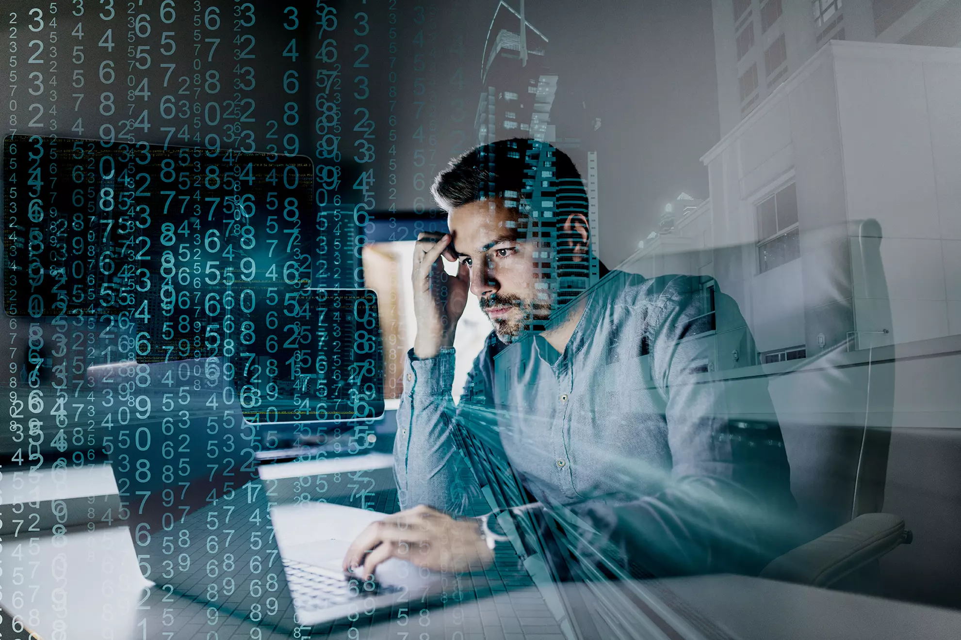 Hombre frente a computadora con números digitales en marca de agua representando que la mayoría de los empleados no tienen las habilidades digitales necesarias para los trabajos del futuro