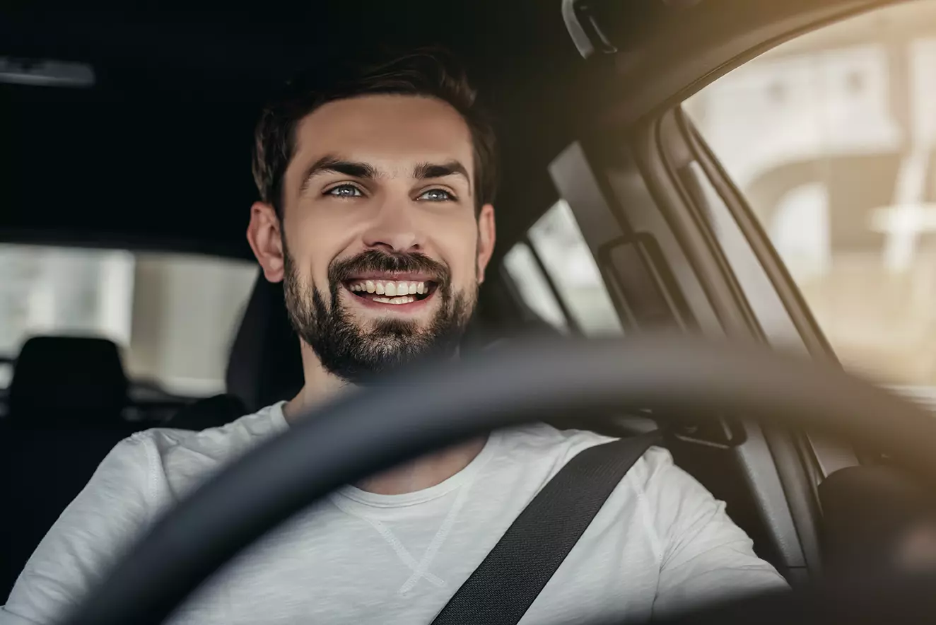 Hombre manejando su auto, indicando que la plataforma Automotive AI de Affectiva puede detectar el estado emocional del conductor.
