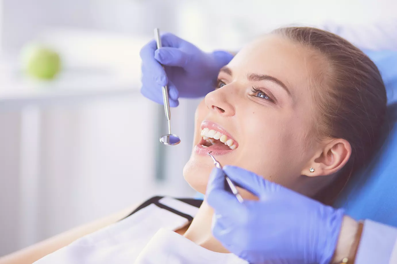 Mujer en consulta con su dentista mostrando que la realidad virtual llega a la odontología gracias a Kapanu.