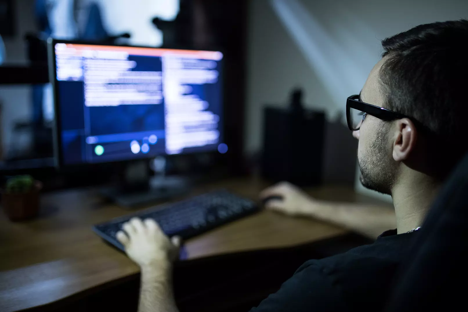 Hombre frente a computadora revisando inforamción representando que la violación de Equifax demuestra que las malas prácticas son peores que los hackers