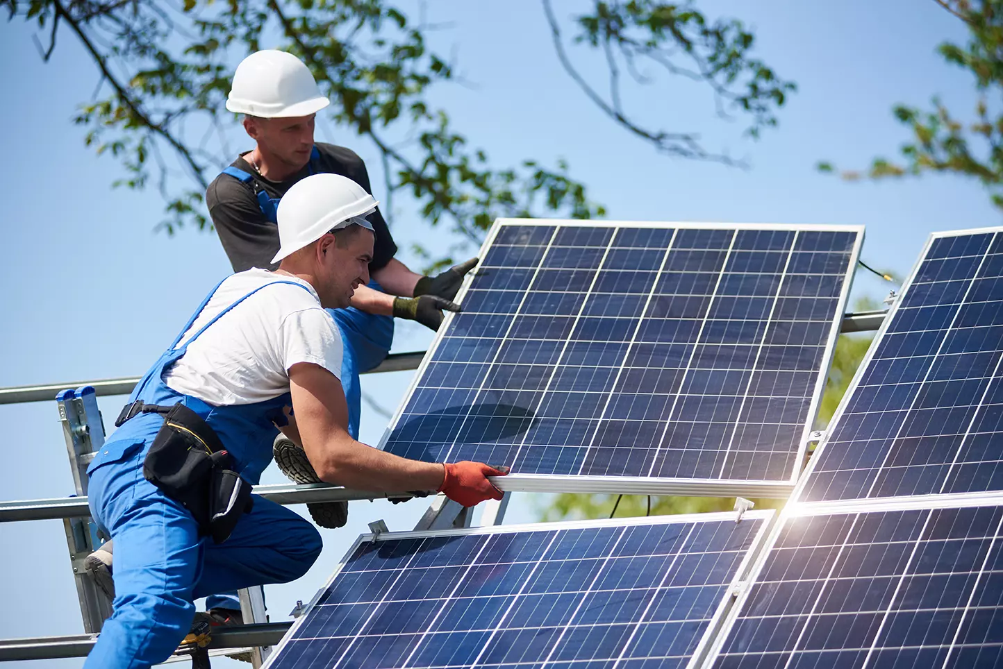 Dos personas colocando paneles solares representando las tecnologías emergentes de 2017 que cambiarán a la sociedad.