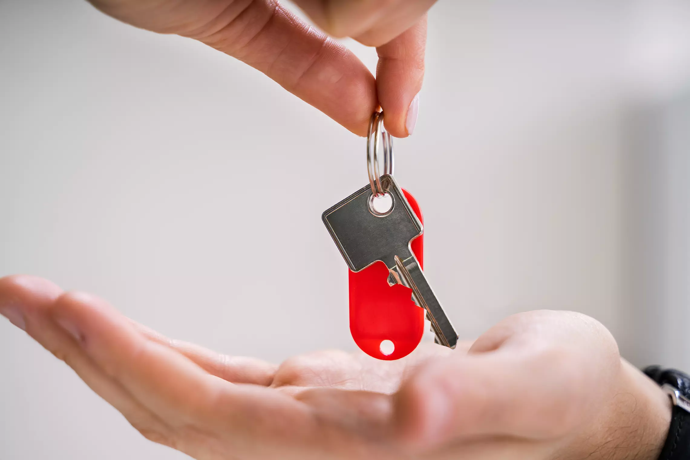 Manos de personas sosteniendo una llave representando que Locky hace inteligentes a las llaves de una casa.
