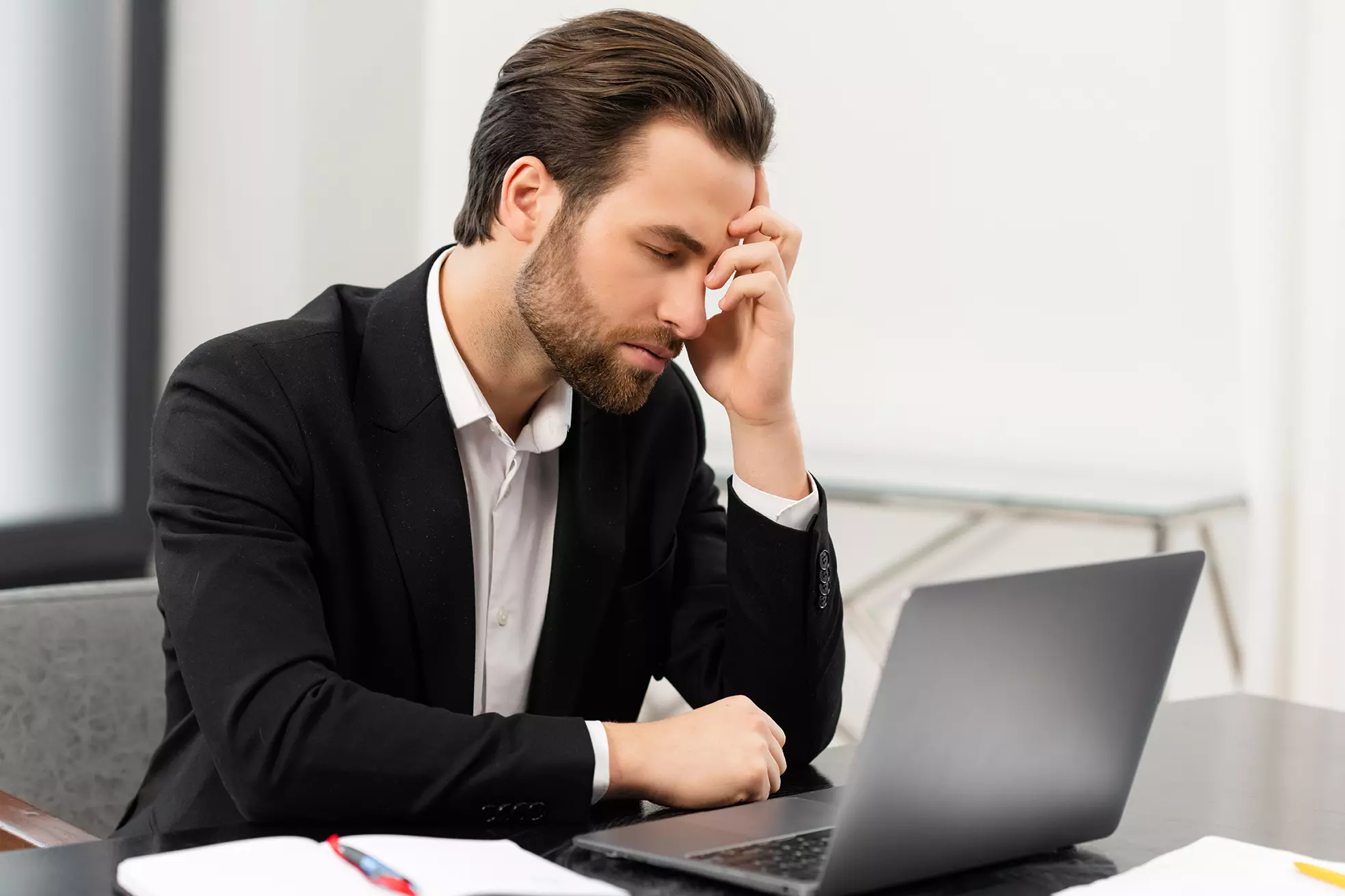 Hombre frente a computadora preocupado mostrando los 5 grandes retos de transformación digital que enfrentan los negocios.