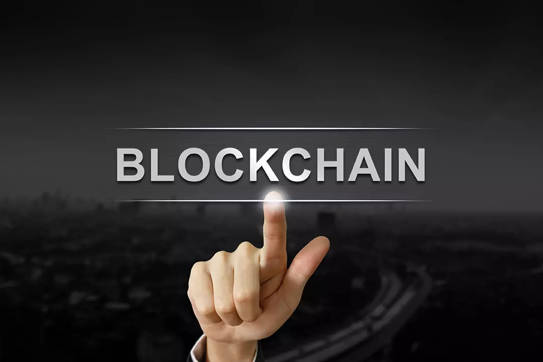 Mano señalando la palabra Bockchain, indicando los 5 mitos sobre el blockchain