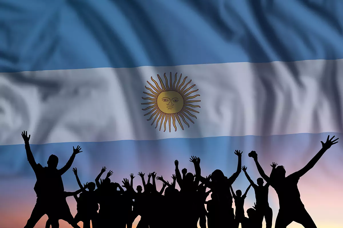 Bandera de Argentina de fondo y siluetas de personas debajo representando que los ataques con malware en América Latina aumentaron 14.5 por ciento este año