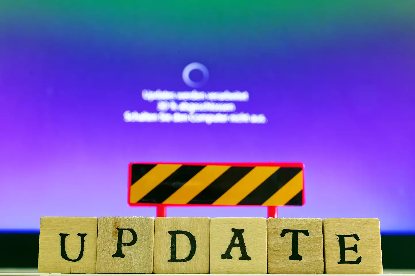 Piezas de madera con letras: Update, Microsoft: Usuarios de Windows 10 deben actualizarlo inmediatamente