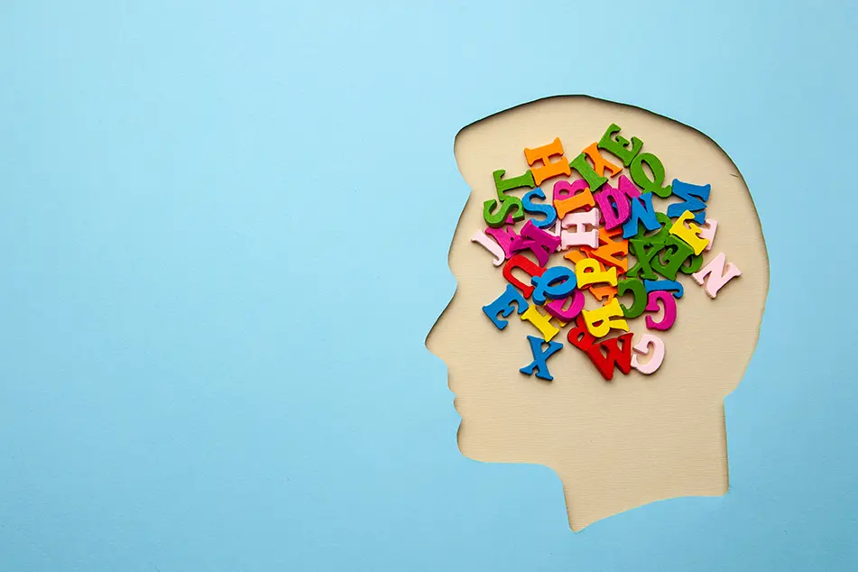 Ilustración de cabeza de una persona y un cerebro de colores, representando el nuevo dispositivo desarrollado por el MIT puede escuchar palabras que dices en tu cabeza.