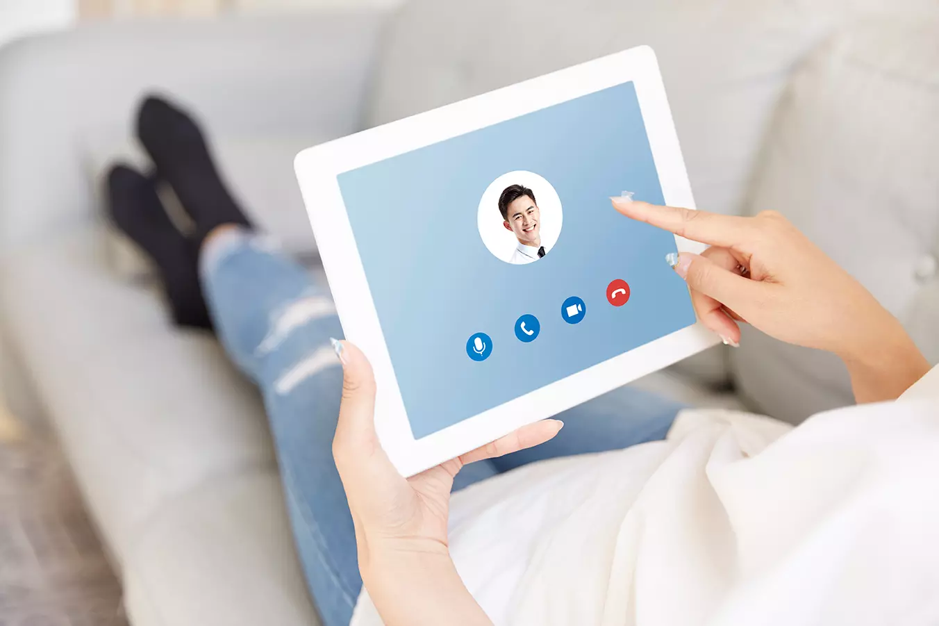 Persona utilizando tableta mostrando el Portal de Facebook un nuevo dispositivo de chat en video de la red social.