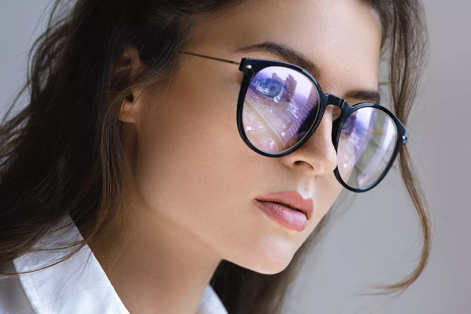 Mujer con lentes, presenta los anteojos inteligentes de Huawei