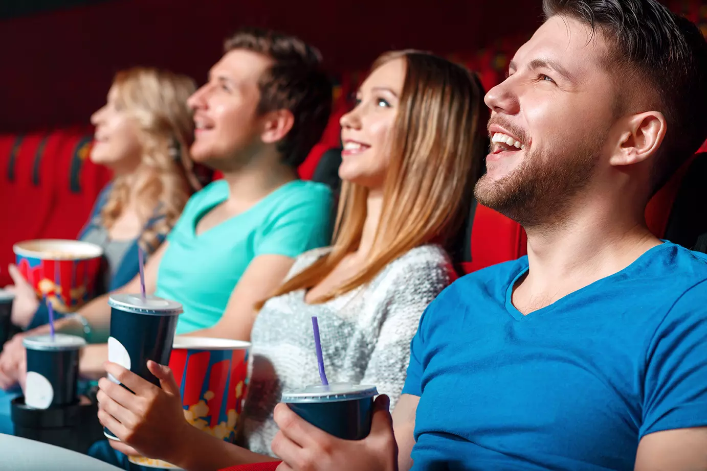 Personas viendo una película en una sala de cine representando la reseña de Rogue One A Star Wars Story, todo lo que hay que saber