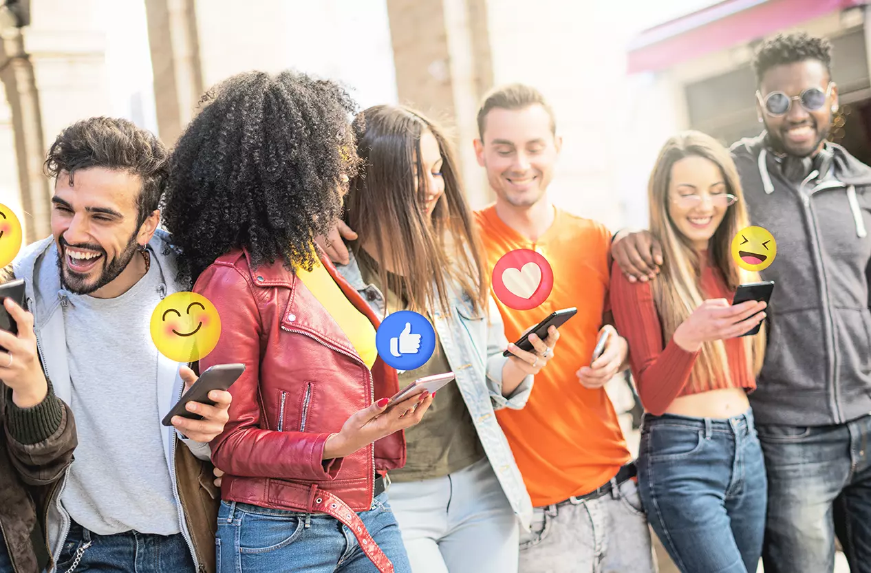 Grupo de amigos utilizando celulares y sus redes sociales representando a Rosetta de Facebook una Inteligencia Artificial para identificar memes ofensivos.