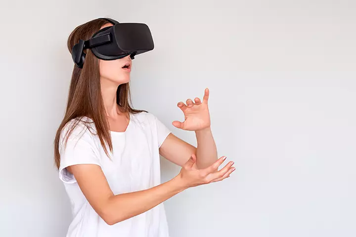 Mujer con visor de Realidad virtual mostrando que Samsung lanza aplicación de realidad virtual que ayuda a personas con problemas de visión.