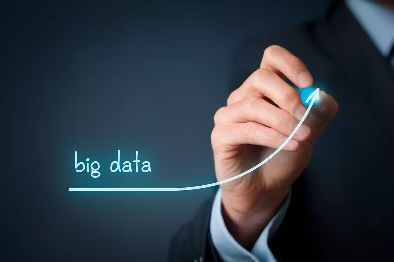 Mano escribiendo Big Data