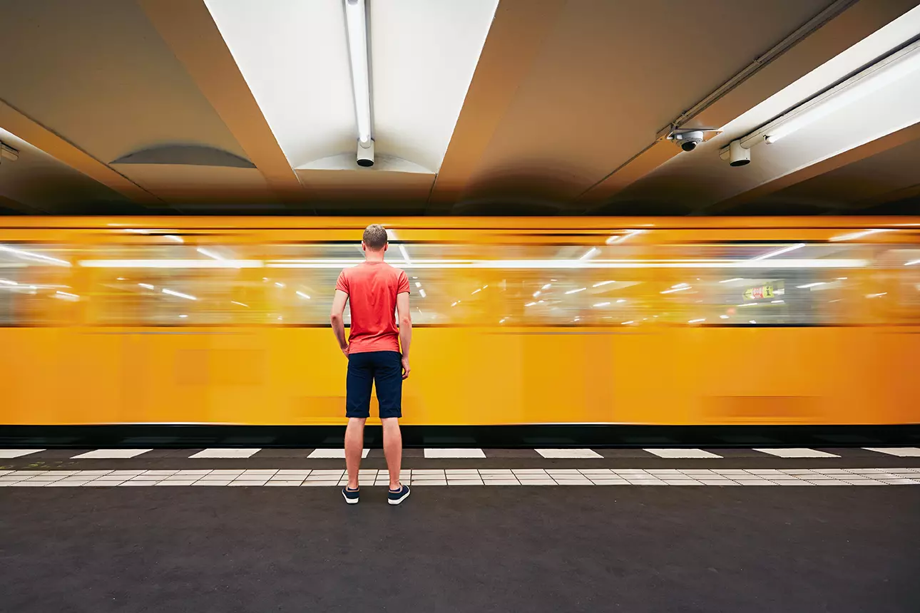 hombre en estación del metro, viendo pasar frente el vagón, representando que sucumbe el metro de San Francisco ante ciberataque y se vuelve gratuito