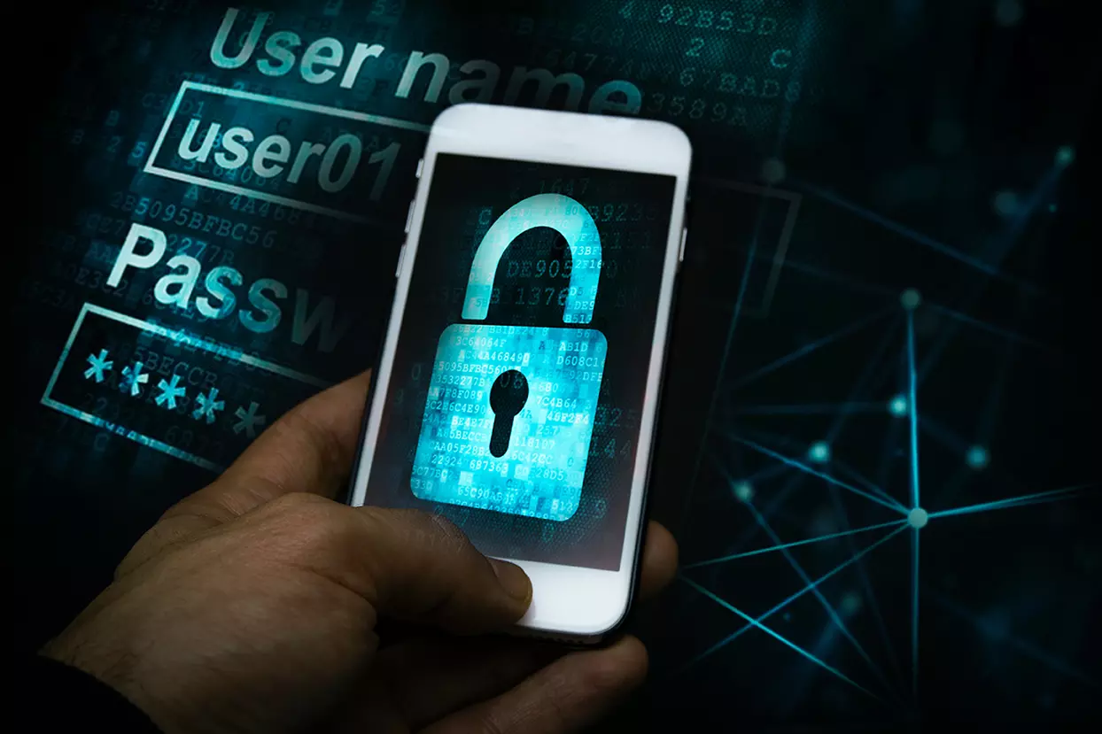 Persona usando el celular con un candado de seguridad en la pantalla mostrando Tips de seguridad para proteger información en línea.