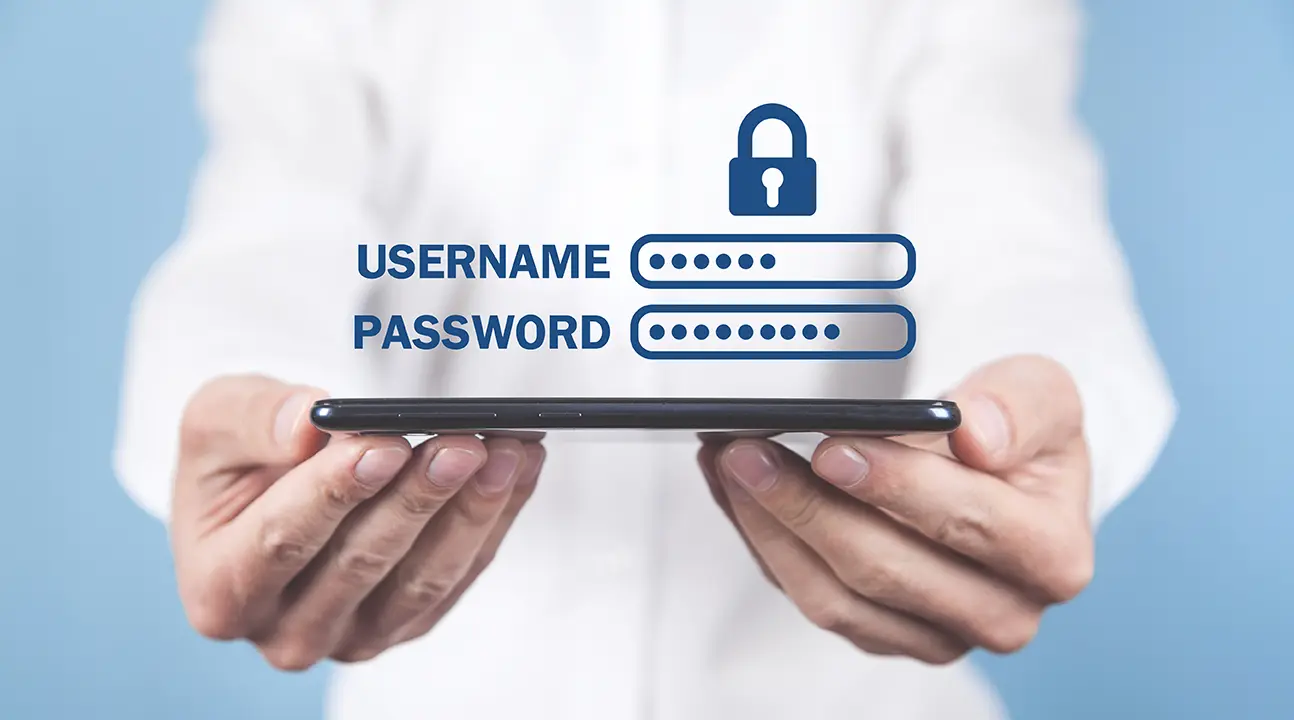 Hombre sosteniendo entre sus manos un celular y encima el texto de user name y password con un candado mostrando que una encuesta indica que 45 por ciento de los profesionales de seguridad reutilizan el mismo password.