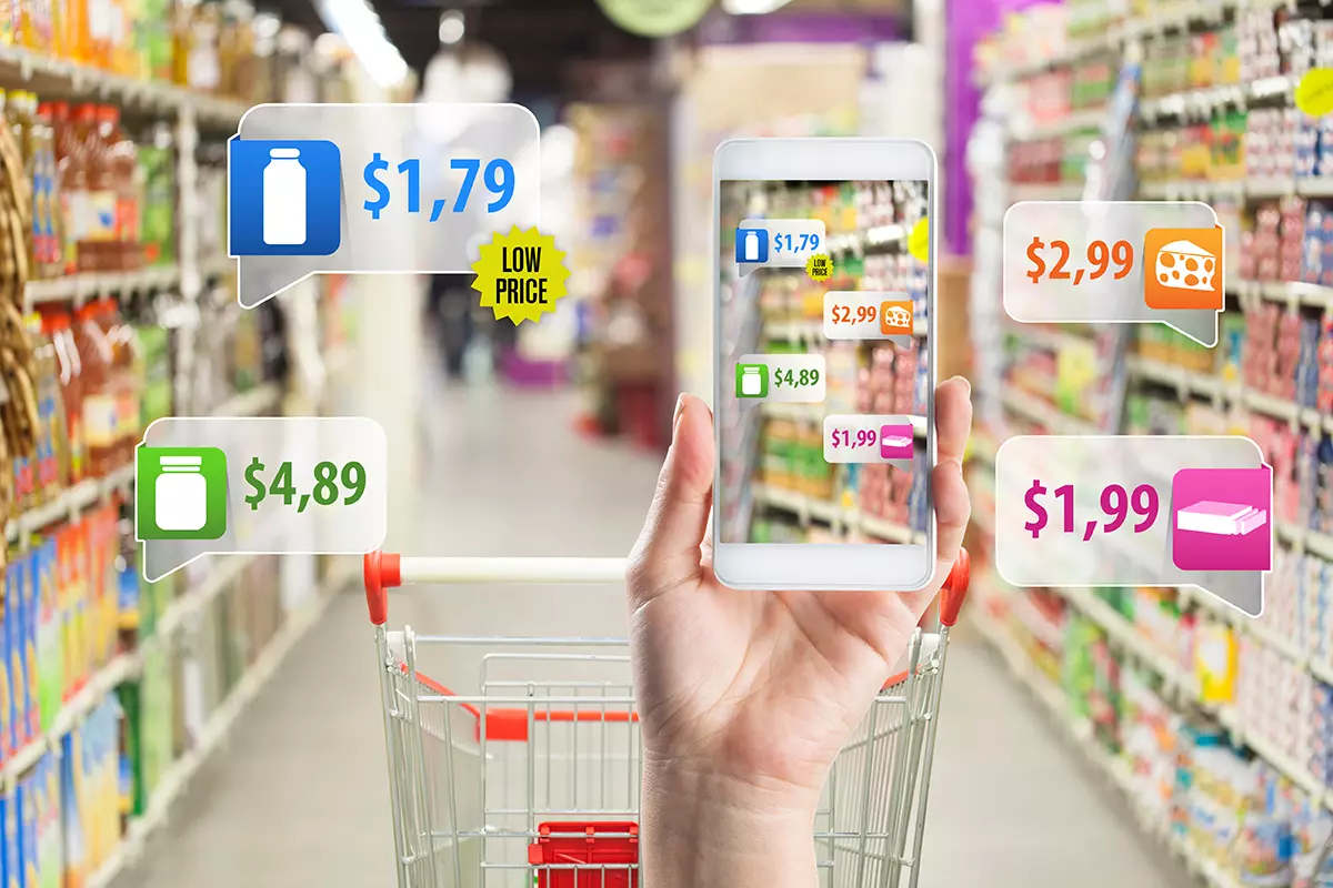Mujer sosteniendo celular con ofertas en el super mercado representando que Walmart dejará a sus clientes comprar con realidad virtual.