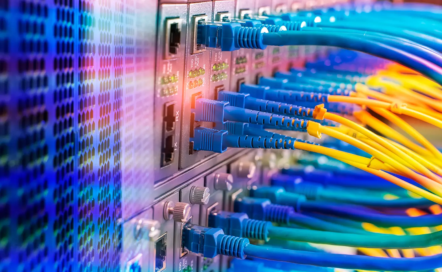cables de red conectados representando cómo obtener la tecnología adecuada para un negocio.