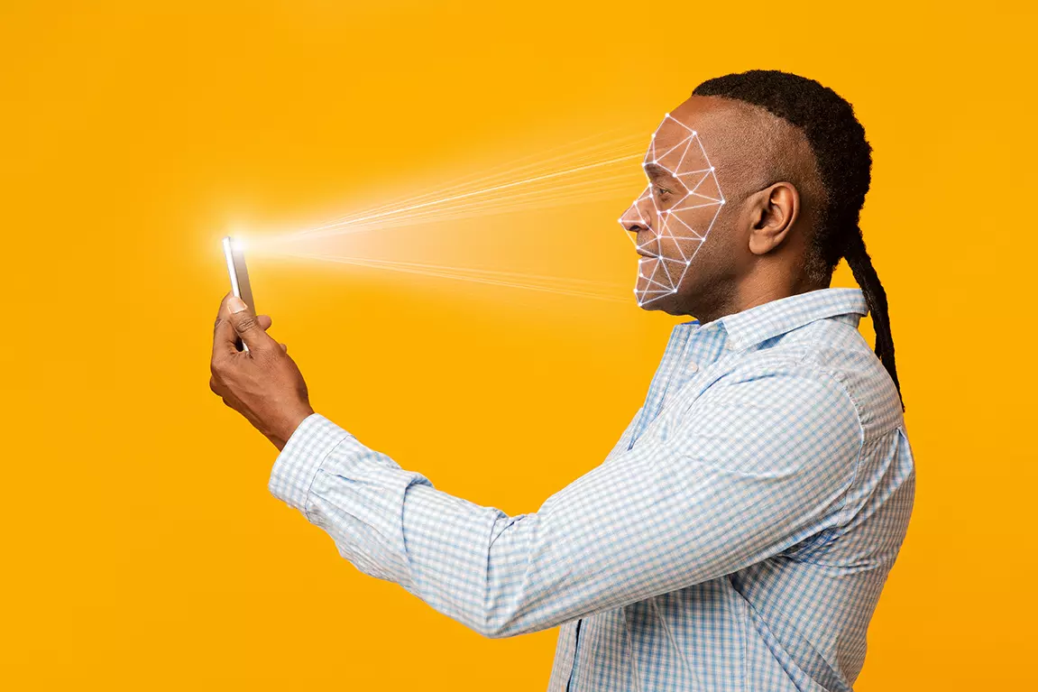 Hombre tratando de hacer el reconocimiento facial desde su celular
