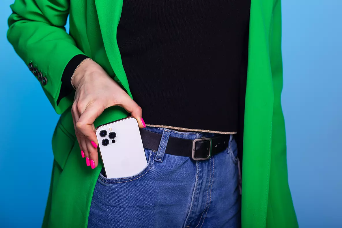 Mujer con teléfono en el bolsillo de su pantalón representando si Nokia lanzara un teléfono inteligente con cinco cámaras