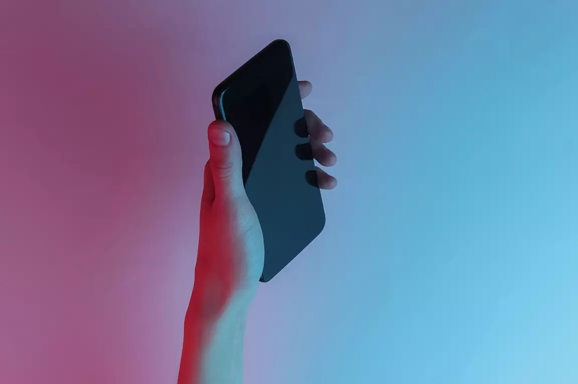 mano sosteniendo el iphone 7, mostrando qué trae de nuevo