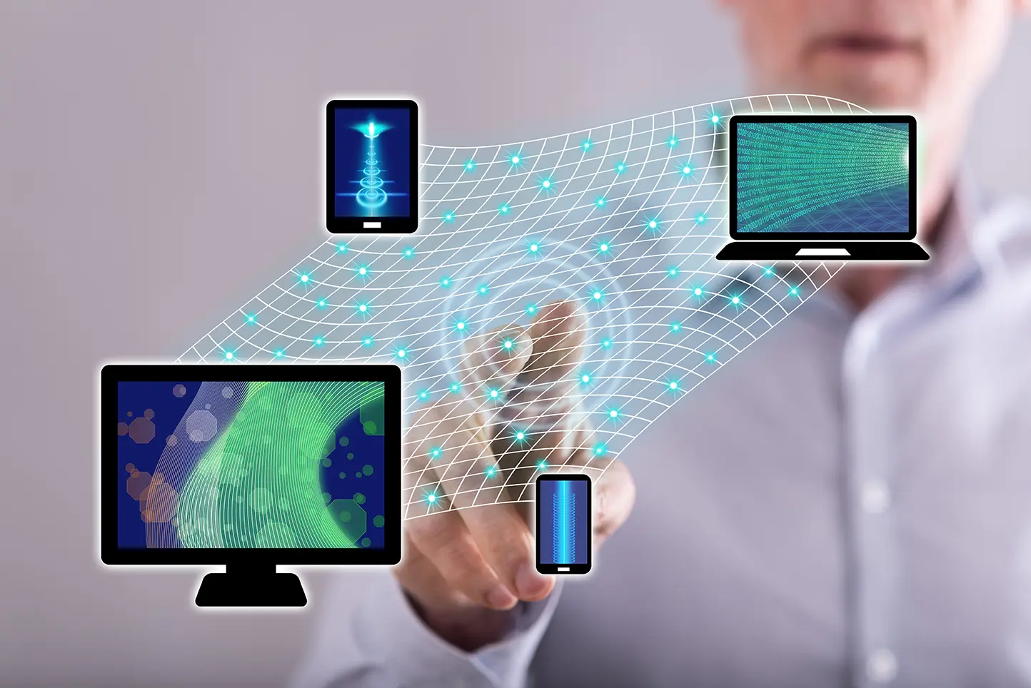 Hombre señalando de forma digital conexiones de red entre computadoras mostrando 6 cosas que debes de tener cuenta para el implementar el BYOD.
