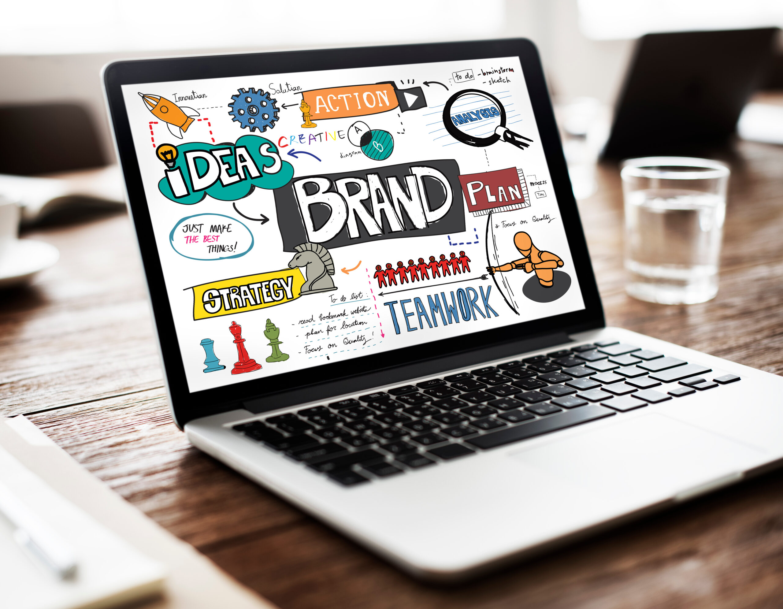 Computadora laptop con estrategia de marca, branding e ideas para vender y generar mayor demanda en 2023