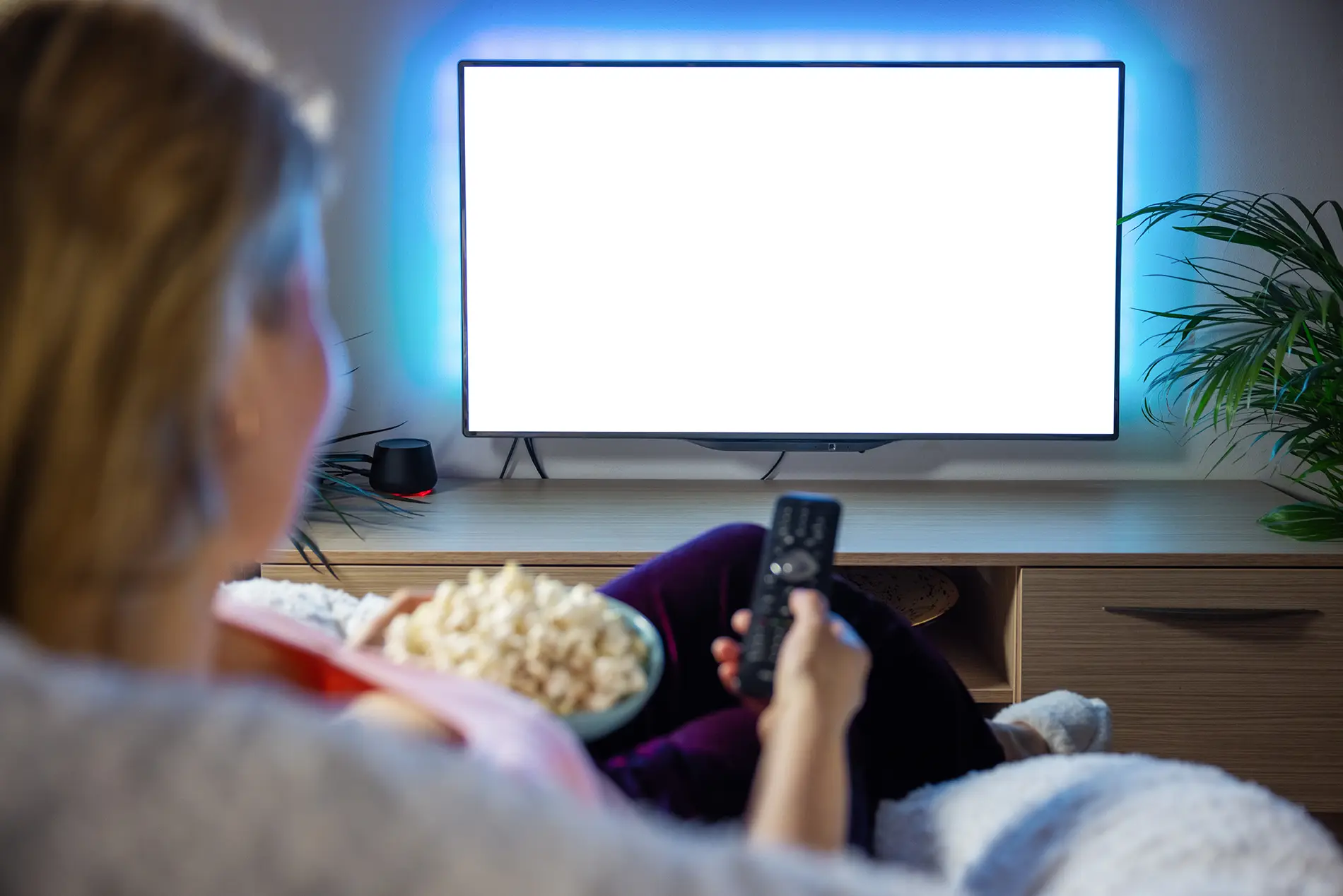 Mujer frente a monitor viendo Netflix