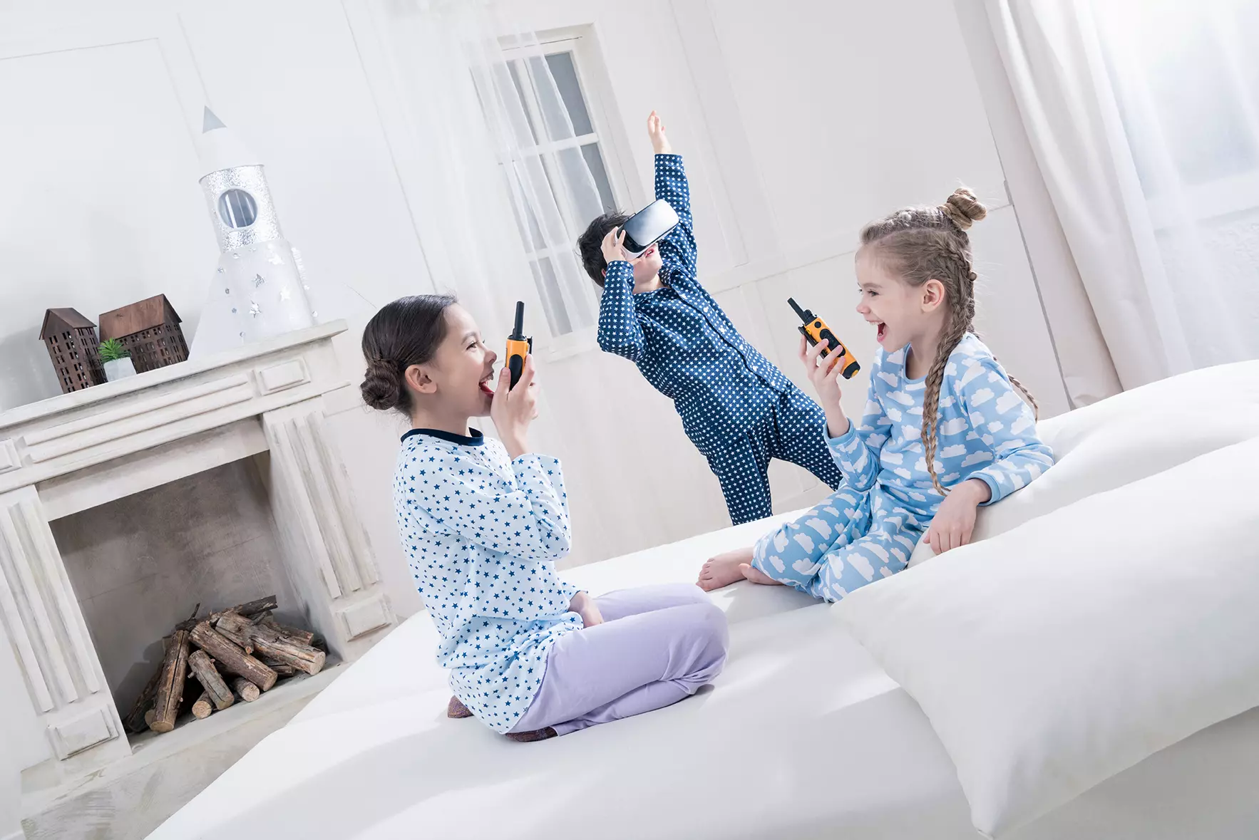 Grupo de niñas en pijamada con walkie talkie