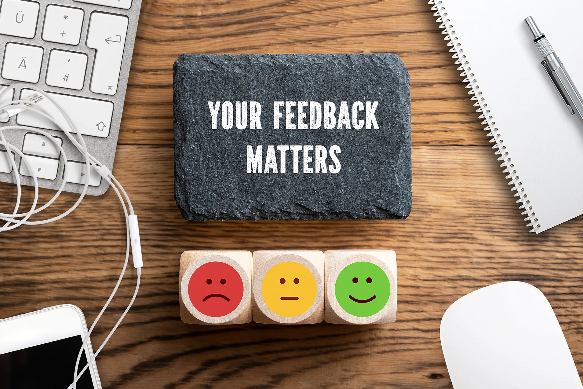Letrero a lado de laptop sobre la importancia del feedback