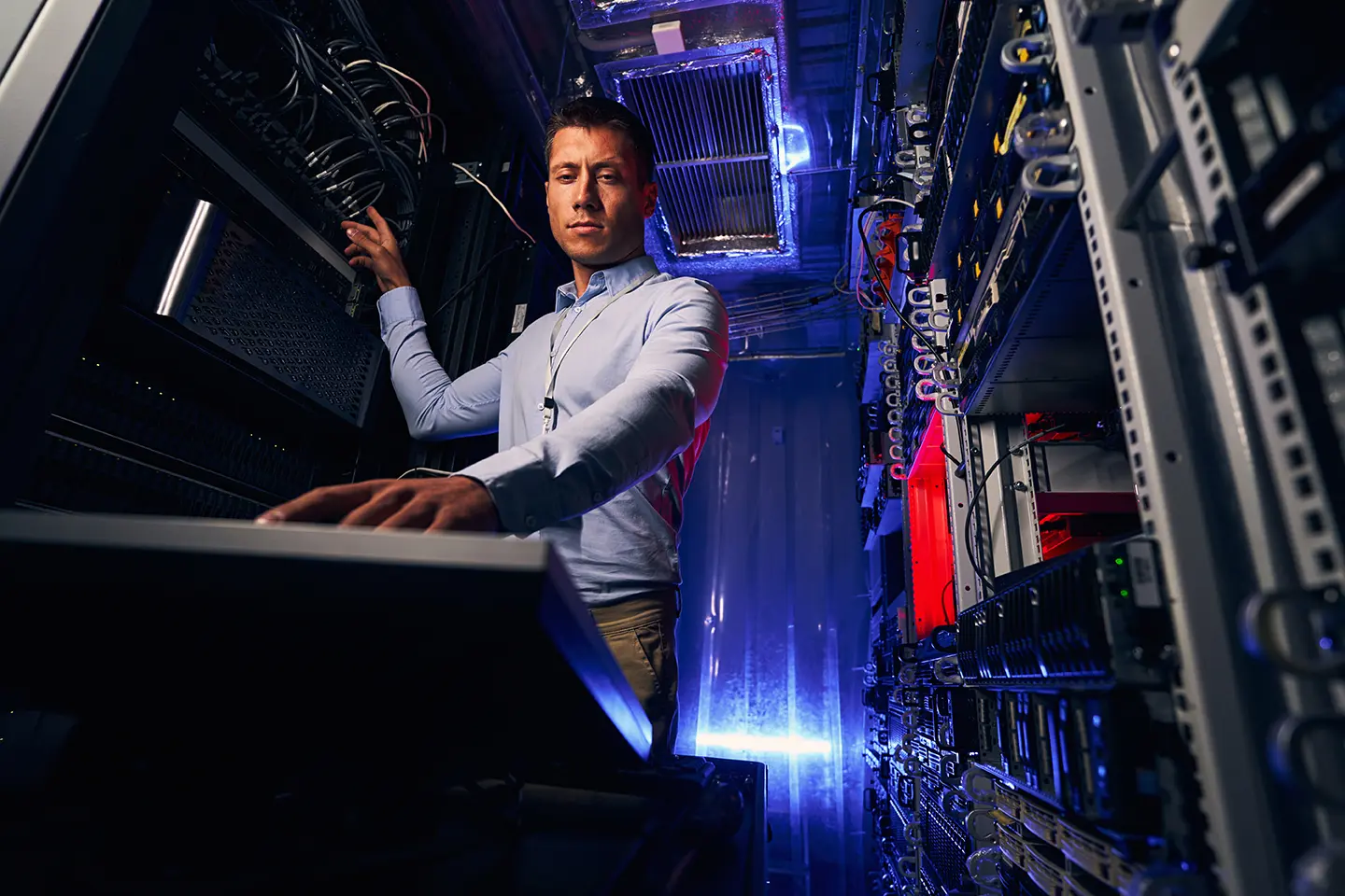 Ingeniero dentro de un servidor realizando ajustes mostrando las ventajas de la virtualización en tu empresa.