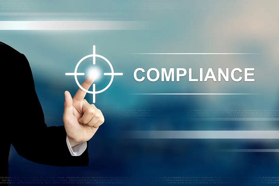 Persona señalando una mira digital con la palabra Compliance, mostrando lasventajas de una certificación ITIL y las 3 claves para brillar en el mercado de TI.