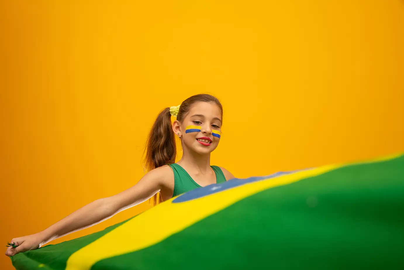 Niña con colores representativos de Brasil