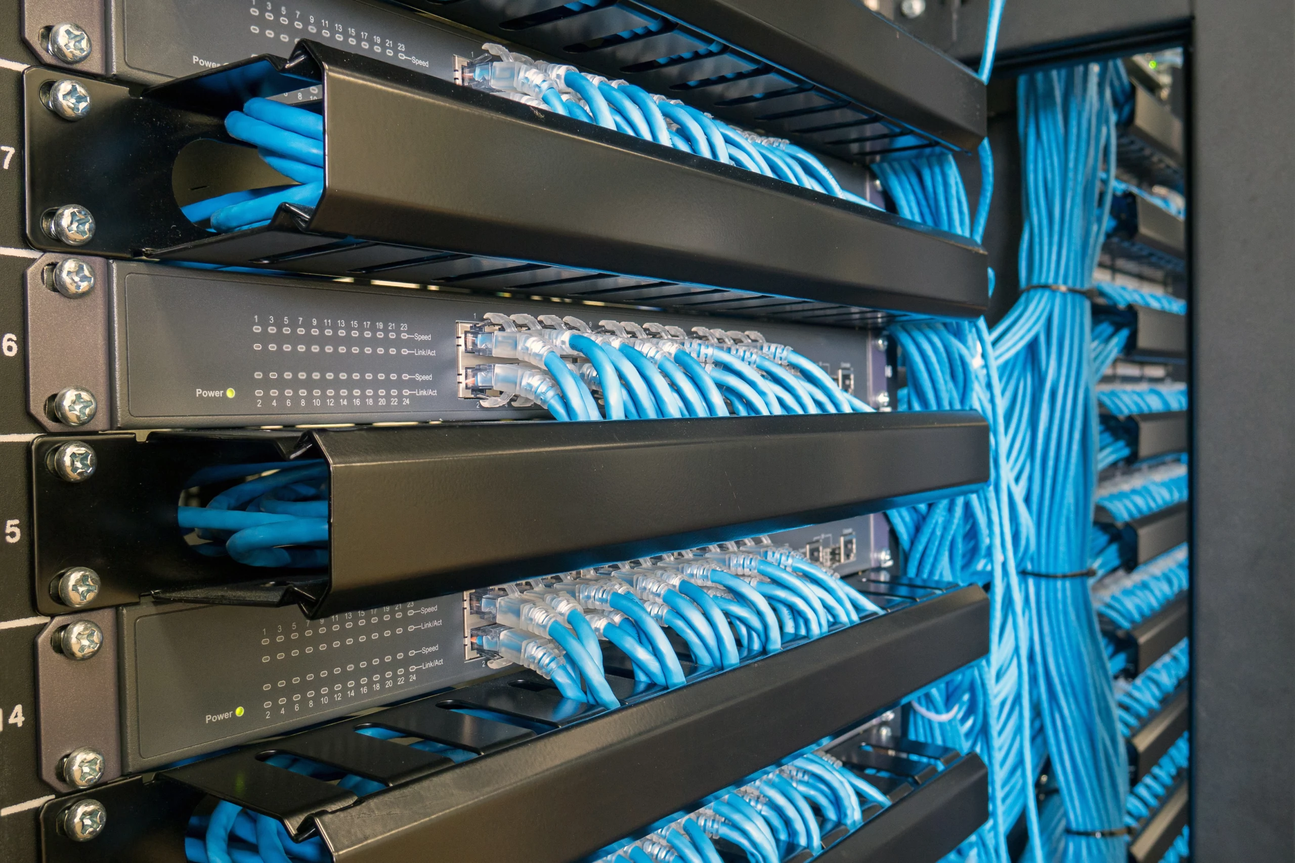 Conmutador de red y cables ethernet como parte de la infraestructura tecnológica