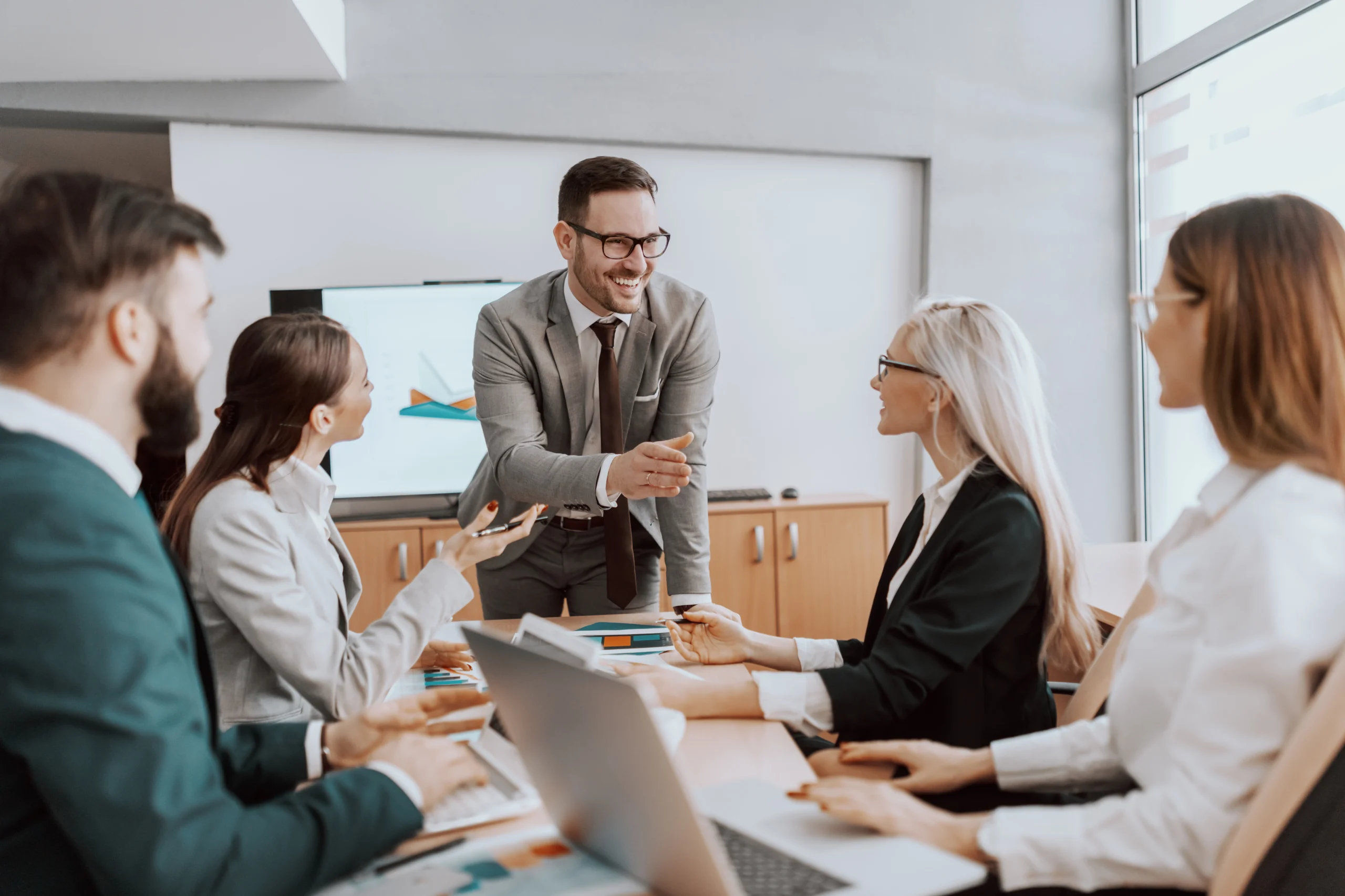 Equipo de trabajo con líder que demuestra liderazgo efectivo