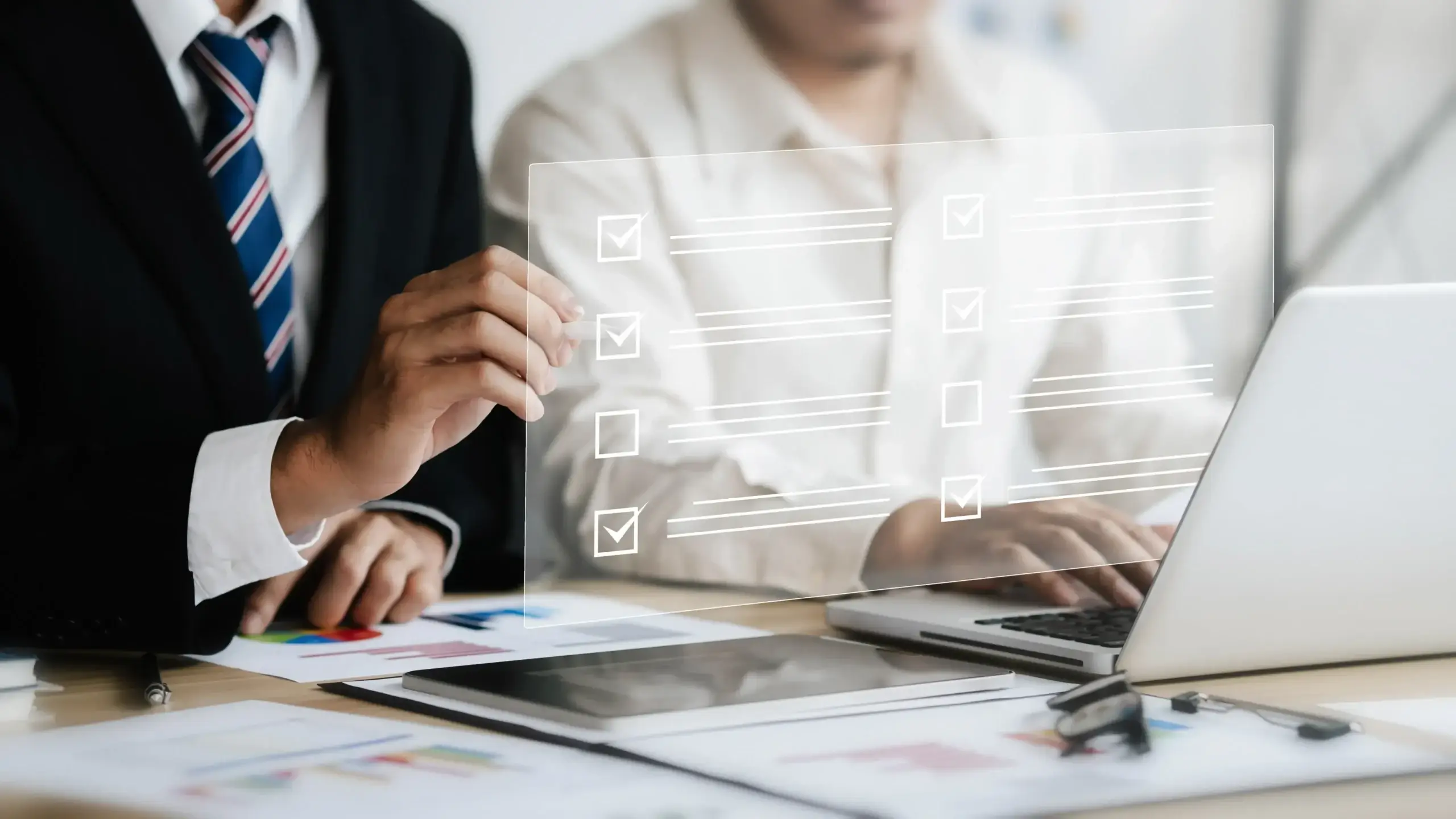 Profesionales revisando indicadores de servicio como parte del nuevo SLA en soporte TI enfocado en experiencia y calidad del servicio.