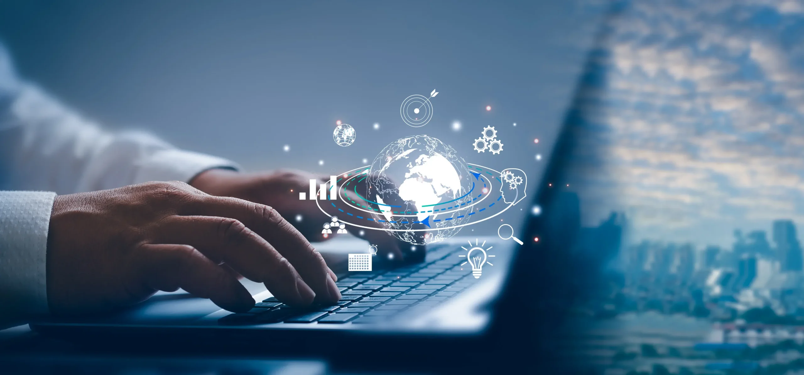 Manos de un técnico operando una laptop con gráficos digitales de un globo terráqueo e iconos de conectividad, representando el soporte en sitio 2026.